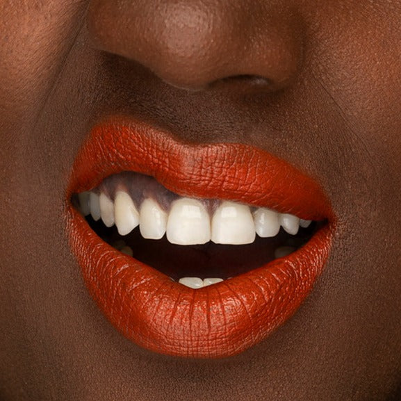 Femme portant rouge à lèvres Crush Bestiale Beauty – regard de confiance séduction